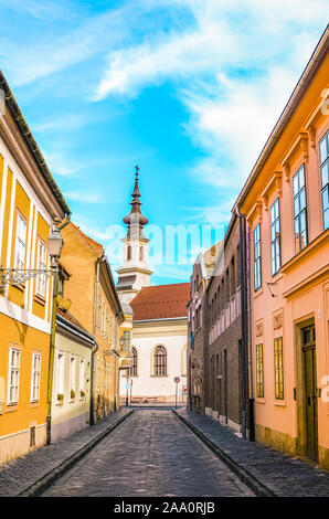 Altstadt Straße und Gebäude im historischen Zentrum von Budapest, Ungarn. Lutherische Kirche von budavar im Hintergrund. Die schöne historische Zentrum der ungarischen Hauptstadt. Stockfoto