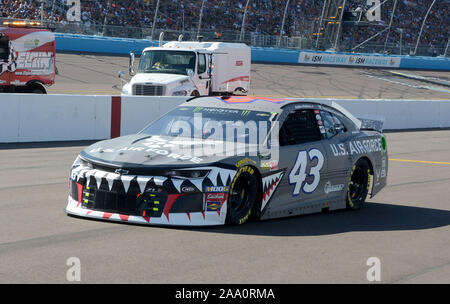 Die Nr. 43 Richard Petty Rennen Motorsport Auto, angetrieben von Bubba Wallace, nahm auf der A-10 Warthog Lackierung für Tag Wochenende NASCAR Rennen der Veteran in Phoenix. Stockfoto