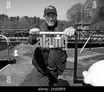 Mel, Schleusenwärter am Fluss Weaver, in der Nähe von Northwich, Cheshire, British Waterways, jetzt Canal and River Vertrauen, jagt Sperren Stockfoto