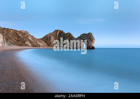 Lange Belichtung geschossen von Durdle Door rock Arch, Dorset, Großbritannien Stockfoto