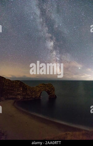 Milchstraße oben Durdle Door, Dorset, Großbritannien Stockfoto