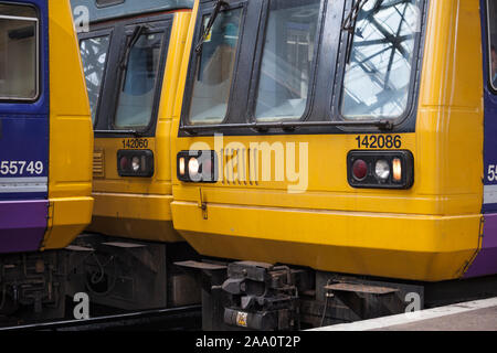Arriva Northern Rail Class 142 pacer Züge am Bahnhof Manchester Piccadilly. Stockfoto