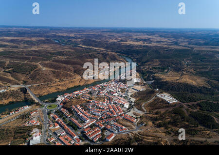 Luftaufnahme des traditionellen Dorfes von Mértola, in der Region Alentejo, Portugal. Stockfoto