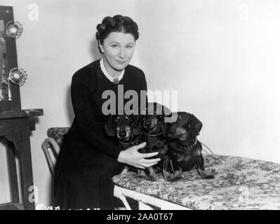 JUDITH ANDERSON im Kostüm als Mrs Danvers Ankleidezimmer offen mit 3 Hunden während der Dreharbeiten von Rebecca 1940 Regisseur Alfred Hitchcock Roman von Daphne Du Maurier Produzent David O. Selznick Selznick International Pictures/United Artists Stockfoto