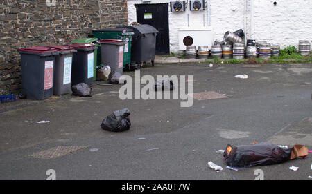 Aberystwyth Ceredigion/UK 13. November 2019: Wheelie bins Verschütten ihre Inhalte auf die Straße. Stockfoto