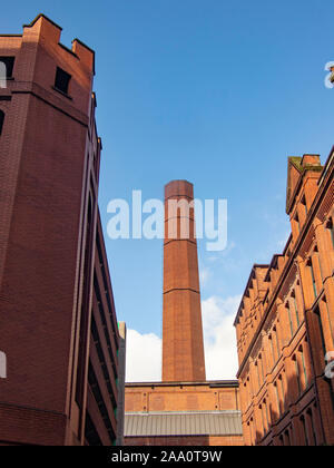 Viktorianische Gebäude aus rotem Backstein und Schornstein in Manchester UK Stockfoto