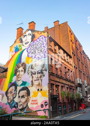 Street Art auf der Seite der Molly House Bar im Gay Village in Manchester UK Stockfoto