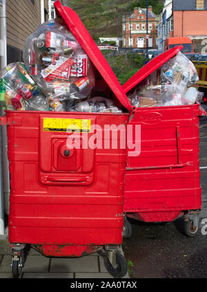 Aberystwyth Ceredigion/UK 13. November 2019: Überlaufen große Recycling bins Warten auf Abholung außerhalb der Studentenwohnheime Stockfoto