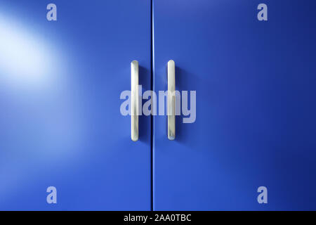 Bunte marineblau Schrank Türen moderne Design Hintergrund Textur, retro Innenraum Stockfoto