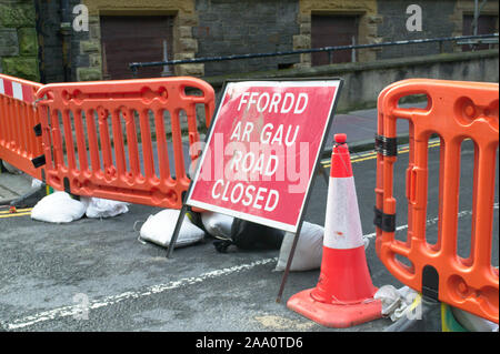 Aberystwyth, Ceredigion/UK 13. November 2019: Cymru Ffordd als Gau, Wales zweisprachige Straßensperrung Zeichen in Walisisch und Englisch. Stockfoto