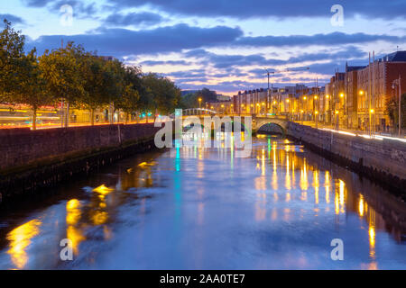 Mildert Brücke über den Fluss Liffey in Dublin bei Sonnenuntergang, mit Straßenbeleuchtung Beleuchtung von jeder Seite des Kanals Stockfoto