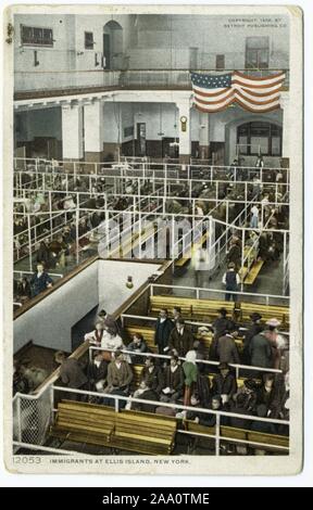 Illustrierte Postkarte von Einwanderern in der Ellis Island Immigration Station, Ellis Island, New York City, von Detroit Publishing Co, 1908 veröffentlicht. Von der New York Public Library. () Stockfoto