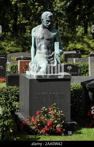 Grabstein des Dichters Uuno Kailas mit Gedenkstätte Statue von Yrjö Liipola in Friedhof Hietaniemi in Helsinki, Finnland Stockfoto