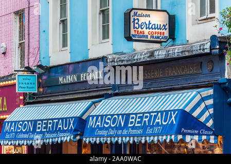 Maison Bertaux in der Griechischen Straße Soho, 1871 gegründet von einem Monsieur Bertaux aus Paris, ist der älteste Pâtisserie shop in London. Soho, Soho Wohn Stockfoto