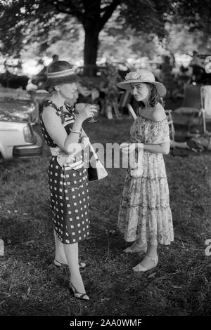 Wohlhabende Oberschicht Englische Frauen 1970 s UK. Eton College 70 s Eltern Tag, den 4. Juni. Mutter und Schwester des Schülers während inter-Haus Cricket Match Picknick Intervall auf Agar Pflug. 1978 England HOMER SYKES Stockfoto