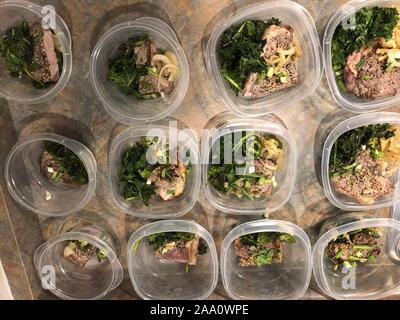 Mahlzeit prep. Stapel von Hausgemachte gebratenes Hähnchen Abendessen in Container bereit für die spätere Nutzung als schnelle und einfache Mahlzeiten, die eingefroren werden soll.. Stockfoto