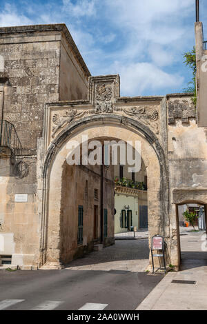 Südliche Tor (la Caporta) auf die alte Stadtmauer von Corigliano d'Otranto in Apulien (Puglia) im südlichen Italien Stockfoto