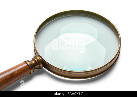 Messing Lupe mit Holzgriff Nahaufnahme isoliert auf weißem Hintergrund. Stockfoto