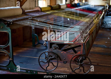 Spulen des farbigen Faden, der in einem Woollen Mill 1800 und Anfang 1900 verwendet wurden. bunte Wollfäden auf einem alten Webstuhl, traditionelle Garne in Kanada. Stockfoto