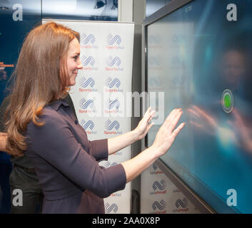 Die Herzogin von Cambridge als Patron der SportsAid Durchführung einer kognitiven Test Reaktionszeit vor dem Treffen mit potenziellen jungen Athleten an einem SportsAid Workshop an der GSK Human Performance Laboratory in West London zu messen. Stockfoto