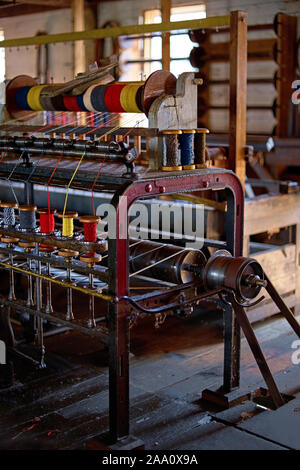 Spulen des farbigen Faden, der in einem Woollen Mill 1800 und Anfang 1900 verwendet wurden. bunte Wollfäden auf einem alten Webstuhl, traditionelle Garne in Kanada. Stockfoto