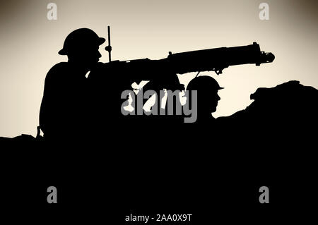 Gegen den Abendhimmel Silhouette, ein britisches Maschinengewehr Squad in der Bereitschaft für eine mögliche deutsche Invasion in Großbritannien in den Zweiten Weltkrieg. Stockfoto