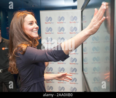 Die Herzogin von Cambridge als Patron der SportsAid Durchführung einer kognitiven Test Reaktionszeit vor dem Treffen mit potenziellen jungen Athleten an einem SportsAid Workshop an der GSK Human Performance Laboratory in West London zu messen. Stockfoto