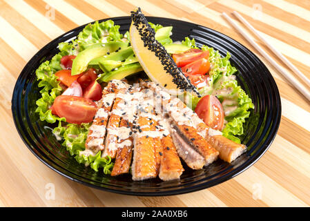 Lachs gegrillter Salat, mit Kräutern und Zitrone. Stockfoto