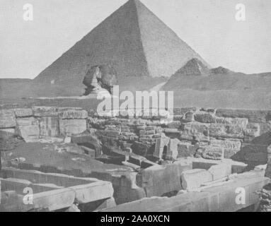 Schwarz-weiß Foto von archäologischen Ruinen in der Nähe der Großen Pyramide und die Große Sphinx von Gizeh in der heutigen El Giza, Ägypten, von John Lawson Stoddard, von Richard Reynolds und Co., 1892 veröffentlicht. Von der New York Public Library. () Stockfoto