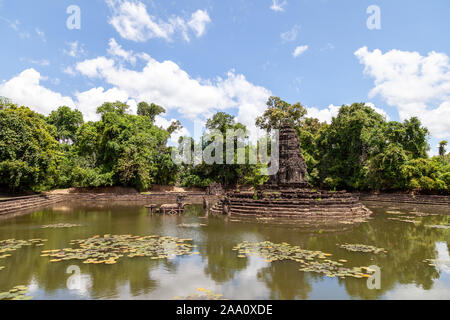 Neak Pean Tempel in der Regenzeit. Die Bäume sind grün, der Himmel blau ist einigen weißen Wolken. Perfekte Bedingungen und eine perfekte Reise Gelegenheit. Stockfoto