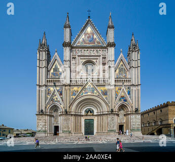 Die Toskanische gotische Fassade der Dom von Orvieto, eines der großen Meisterwerke des späten Mittelalters, Orvieto, Umbrien, Italien Stockfoto