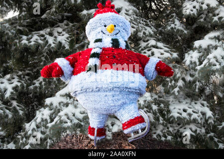 Fröhlicher Schneemann aus lametta auf dem Hintergrund einer Weihnachtsbaum im Schnee. Collage. Schneemann Charakter in das Neue Jahr Dekor und fest Stockfoto