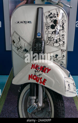 Handbemalte Disney Mickey Mouse Figuren verzieren Vespa Museum am Vespa Werk in Pontedera, Italien Stockfoto