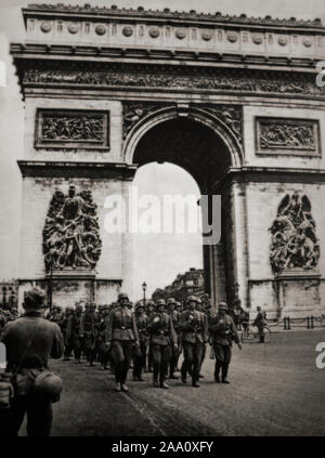 Deutsche Truppen marschieren hinter der Place de l'Etoile, den Champs Elysees in Paris, Frankreich, im Juni 1940, bei der Eröffnung des Zweiten Weltkrieges. Stockfoto