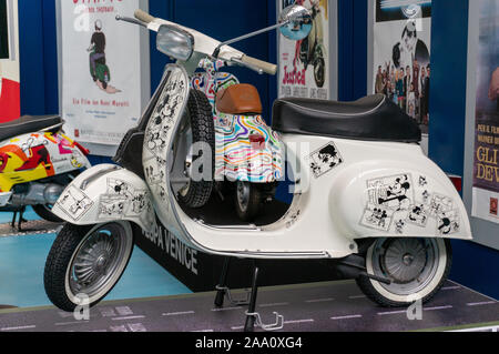 Handbemalte Disney Mickey Mouse Figuren verzieren Vespa Museum am Vespa Werk in Pontedera, Italien Stockfoto