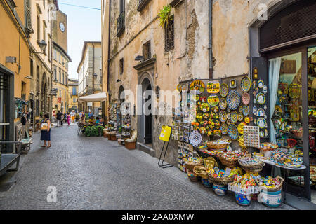 Souvenir Geschäfte in der Via del Duomo, Verkauf von Orvieto aus Steingut, Orvieto, Umbrien, Italien Stockfoto