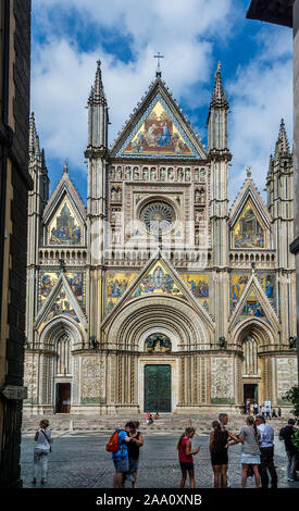 Die Toskanische gotische Fassade der Dom von Orvieto, eines der großen Meisterwerke des späten Mittelalters, Orvieto, Umbrien, Italien Stockfoto