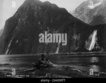 Schwarze und weiße Landschaft Foto des Darran Berge, Bowen Fluss und Lady Bowen fällt im Fjordland National Park in South Island, Neuseeland, durch die der Fotograf Frank Coxhead, 1885. Von der New York Public Library. () Stockfoto