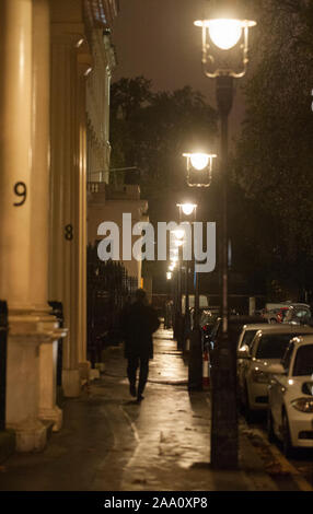 Eine von 1500 Gaslampen, die bleiben auf den Straßen von London von einem der fünf "lamplighters' von British Gas eingesetzt, die nach dem Lampen in Westminster Aussehen beibehalten wird. Stockfoto