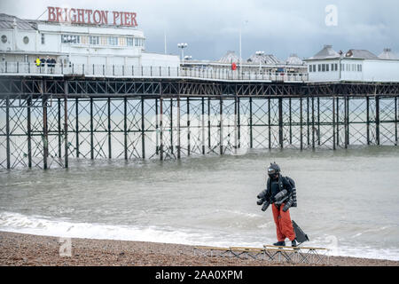 Richard Browning "Iron Man", Gründer der Schwerkraft Industries, macht eine rekordverdächtige Flug in seinem Körper-gesteuerte Jet-powered Klage über Brighton Pier. Stockfoto