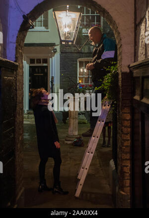 Eine von 1500 Gaslampen, die bleiben auf den Straßen von London von einem der fünf "lamplighters' von British Gas eingesetzt, die nach dem Lampen in Westminster Aussehen beibehalten wird. Stockfoto