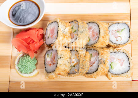 Gebackene Garnelen Rollen. Mit Ingwer und Wasabi Stockfoto