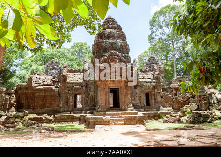 Ta Som Tempel in der Regenzeit, alles ist grün und der Himmel blau ist mit einigen zerstreuten weißen Wolken. Die Ruinen sind mit etwas Moos und Root abgedeckt Stockfoto