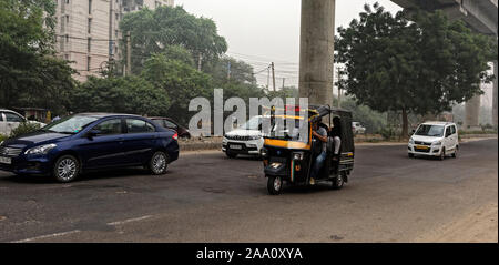 Das Verkehrsaufkommen durch und unten die schnelle U-Bahn Anschluss in Sektor 55 Gurgaon, die ungesunde Smog, die Auswirkungen auf die Gesundheit. Delhi Stockfoto