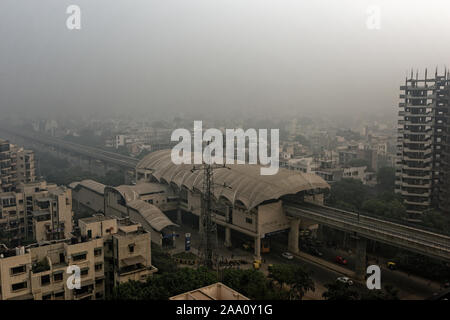 Die ungesunde Smog und Nebel hängt über die schnelle U-Bahn in Sektor 55, Gurgaon, South Delhi. Stockfoto