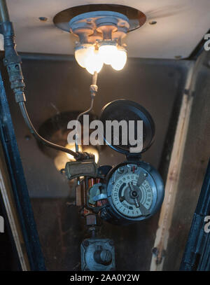 Eine von 1500 Gaslampen, die bleiben auf den Straßen von London von einem der fünf "lamplighters' von British Gas eingesetzt, die nach dem Lampen in Westminster Aussehen beibehalten wird. Stockfoto