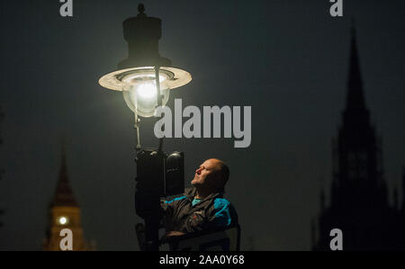 Eine von 1500 Gaslampen, die bleiben auf den Straßen von London von einem der fünf "lamplighters' von British Gas eingesetzt, die nach dem Lampen in Westminster Aussehen beibehalten wird. Stockfoto