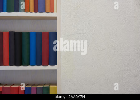 Teil Bücherregal in weiße Wand, kopieren Raum Stockfoto