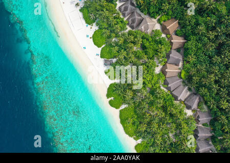 Antenne top-down-Ansicht mit drohne von einem tropisch-exotischen Insel Paradies mit türkisem, kristallklarem Wasser und weißem Sand Strand Stockfoto