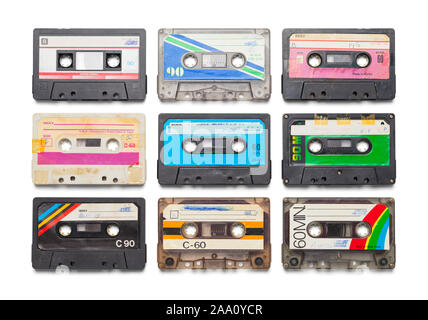Mehrere alte Audio Tape Kassetten isoliert auf weißem Hintergrund. Stockfoto